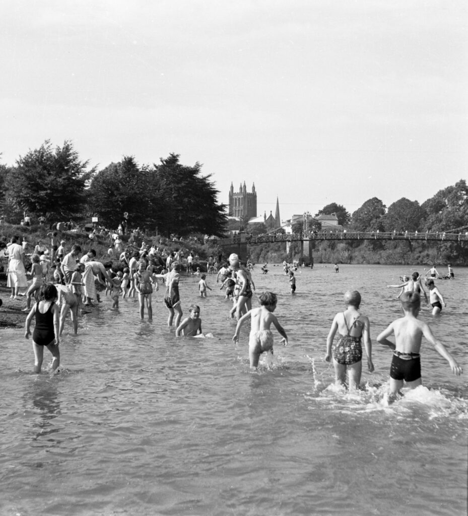 1527085540-DE 18 _49 Kids in river by Vic Bridge 1949 001
