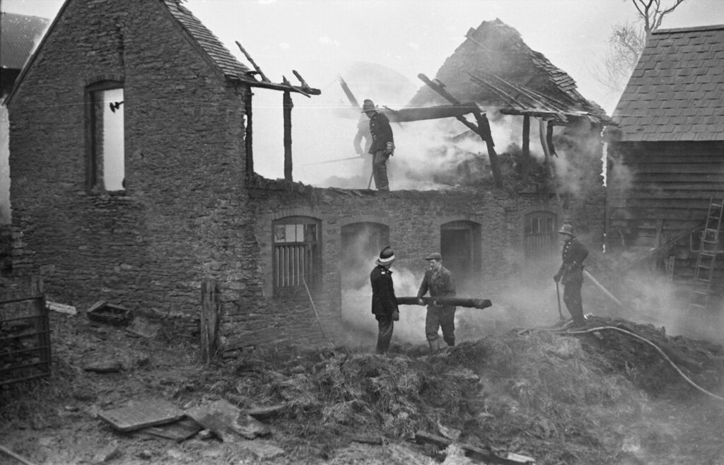 1527086695-DE10856 Farm fire at Bishop Frome (Reed Farm) 10-02-1966 003