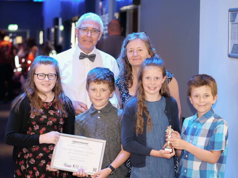 1537202873-Mark & Julia present children with prizes